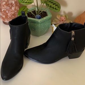 Black point toed booties